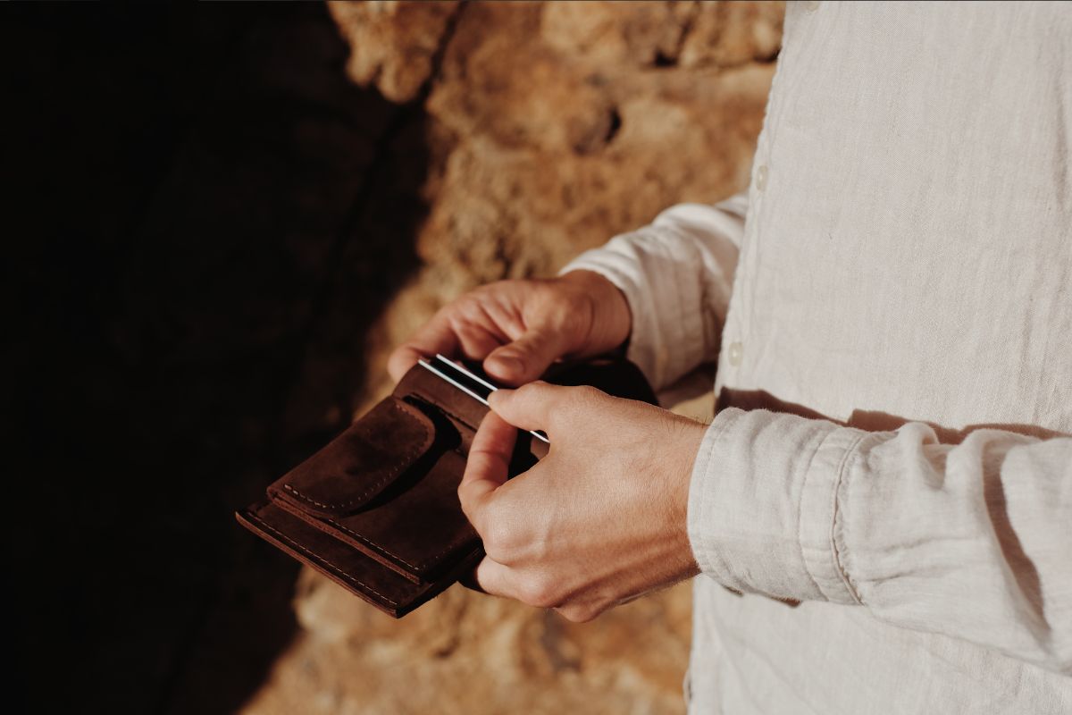 Leatherology Thin Bifold Wallet: The Ultimate Minimalist's Leather Companion