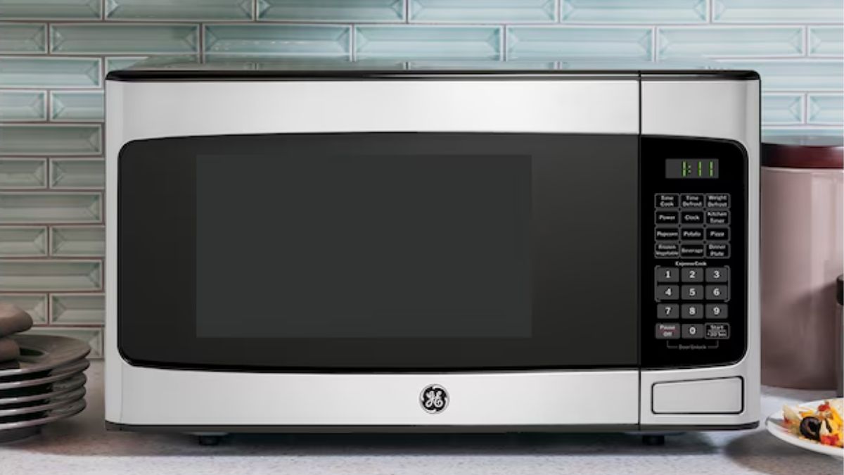 GE 1.1-cu ft 950-Watt Countertop Microwave (Stainless Steel): The Perfect Balance of Power and Convenience